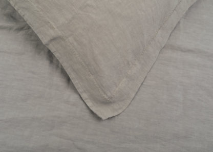 95a5bbff5ee11a03c348d5c14f3074cb1f3ecb9ee8a5ae443de04706ed90e0ce.jpg An Image of Heal's Washed Linen Natural Duvet Cover King