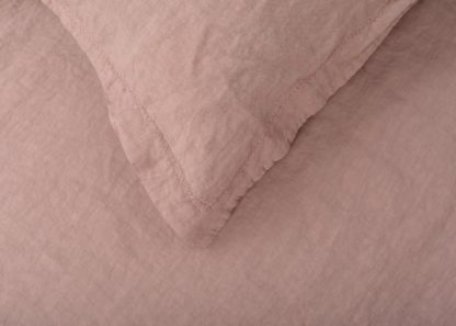 aea66f110b7754689ed43e9c963b5dd33ec10d8a1d5018acb1674d9738815409.jpg An Image of Heal's Washed Linen Dusky Pink Duvet Cover Double