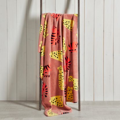 11b1cea686b862935b45f837f0d661091b4e4bcaf58f86640657d4a68c9d1411-1.jpg An Image of Elephant Fleece Blanket Light Blue