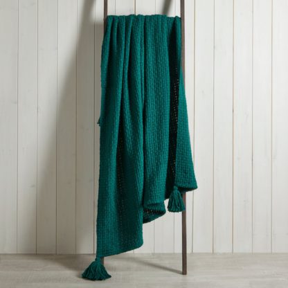 13b8ba3f1530bda186d04c53fefefe6a980cbc580f586b9e59e1554e2d236b84-1.jpg An Image of Ludlow Cotton 130cm x 180cm Throw Off-White