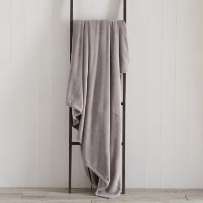 3180d61b62e6ee07cdb1837236c8ed7ed96950771d6cf8ea38a06d2a594f9163-1.jpg An Image of Seriously Soft 180cm x 230cm Throw Light Brown / Natural