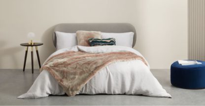 3909bf7c402a64a5f2c5db1d7f502a30a896f071f2b1f81af5efdccd966e19d6.jpg An Image of Adelphi Luxury Faux Fur Throw 130x170cm, Pink