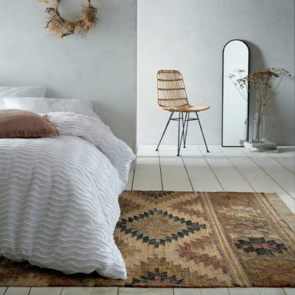 4f58b9fd9eb8b2dfe71106767b3f8dd90d9bdbf56904856a1670a4bda3748583-1.jpg An Image of Elijah Jute Rug Elijah Multi