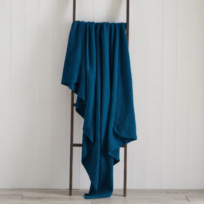 6242511dca27a7b4e467a8e7517b16c2cfb4342dc708eb564d5c5e67a93a0a4b-1.jpg An Image of Chenille Basketweave 130cm x 180cm Throw Teal (Blue)