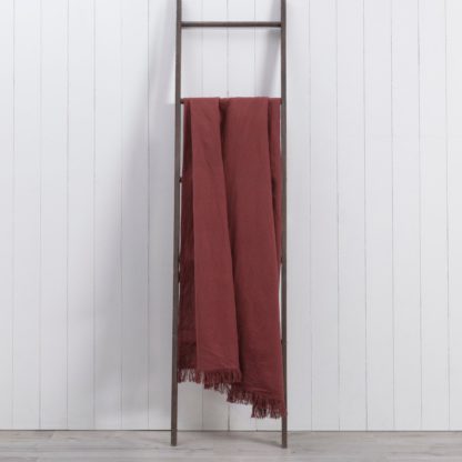 6f62ae4eecade2258548ca8b6a76103bbf053bda83ab684e3c004ed83ce8de83-1.jpg An Image of Linen Mix Throw Brown