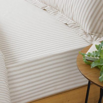 8c1010c0d2acdda47ddfb2a9dedd2efde611da7bbd1f66eddc1b00c829bef199-1.jpg An Image of Hebden Natural Stripe 100% Cotton Fitted Sheet Cream