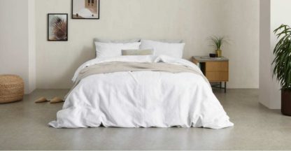 a51355cd5e9910e49a4984f1e57f42869442ddd4989db27092e333f138905b91-2.jpg An Image of Tira Linen/Cotton Duvet Cover + 2 Pillowcases, Super King Size, White