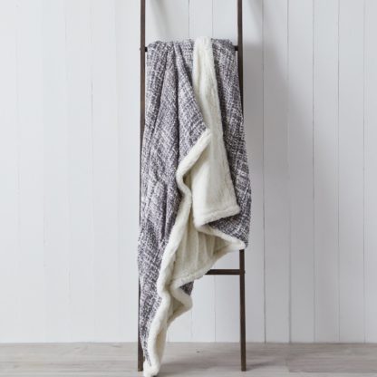 bea0a8104653e14e87fc5c5cfbefa55d8b2738eb8d0caaa30ade5d2f0a2f3edf-1.jpg An Image of Riva Home Lexa 140cm x 180cm Throw Champagne