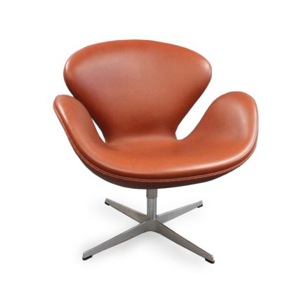 d75fd6fa6d2e7484fc965d92a8237c3c7cd4265eea05d9610de06e81bb641050.jpg An Image of Fritz Hansen Swan Chair Grace Walnut Leather