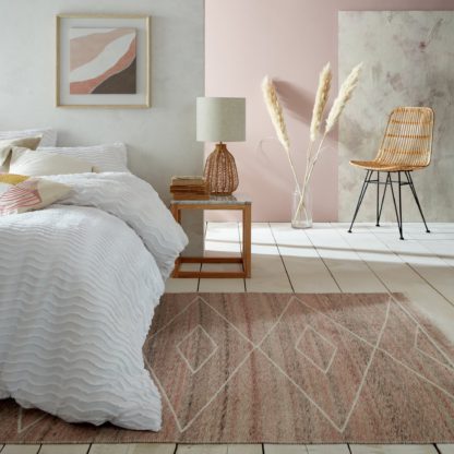 f5d69875bb253504214b91cbfb890ff2f1a8bbf283dcd7faaa0584356d900647-1.jpg An Image of Tie Hand Woven Rug Brown and White