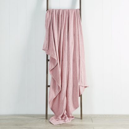 2033cf00b32ca2af56e9ed2d5d095e591b0659e166a48a2790fa6656da970a64.jpg An Image of Chenille Blush Throw Pink