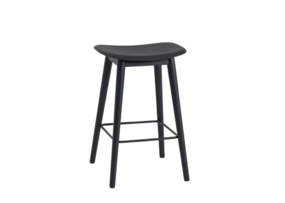 c8d51853ba46352e5a5aba5c967a0512ab641314091fd85730c20dc9c64d9194.jpg An Image of Muuto Fiber Counter Stool Without Backrest Black Oak Base Black Seat