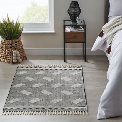 cfff3b747f361910eab898a1bfdf89848fc46e95c84b16de2cf263eae0ad0369.jpg An Image of Fringe Cotton Rug Light Grey