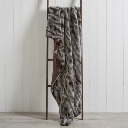 363f6f6dafa5e796ba51611c117bb919a836a1b76f7697590d3e87119bf1f6fd.jpg An Image of Marble Plush Faux Fur 130cm x 180cm Throw Blush