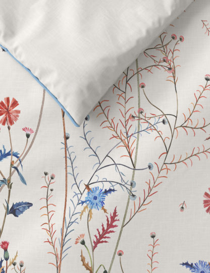 0b949090a84df0a4d39a8e197372a3df571567935adbc10821dfef318b674ad5-2.jpg An Image of M&S Pure Cotton Wild Floral Bedding Set