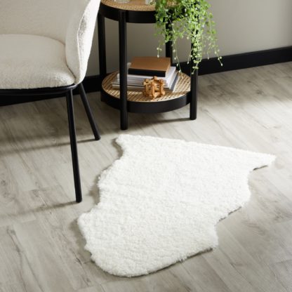 381eb797b5a32e5c2c6f3e76a31e1eb371a39c49e73c096cfcc6e38cf98f7e3e.jpg An Image of Curly Single Sheepskin Rug Curly Ivory