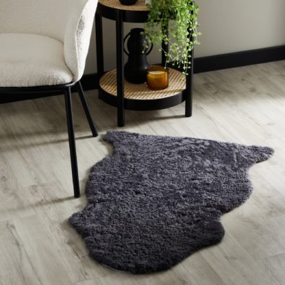 7f74b45a21b1c5c6177b579561b5826015c5102774954a0352b8fda26350fbf9.jpg An Image of Curly Single Sheepskin Rug Curly Ivory