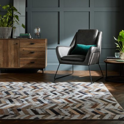 1d65304794c50c16d1bd992ee799145e57c53db27b840bffa376d8f2c4f89e94.jpg An Image of Jesse Faux Cowhide Rug Cream (Natural)