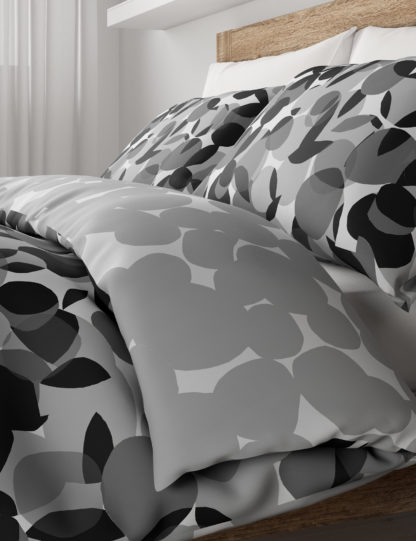 362c8f6754717e245e967def19a3ff5f3f1548d6b714faedbcc74570be5a3593-5.jpg An Image of M&S Cotton Mix Circle Bedding Set