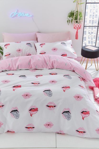 3682ec4d14803e5d457b4958ec12ce5c91eb1f76fc7749e1cd850b2f30c407db.jpg An Image of Lip Service King Duvet Set