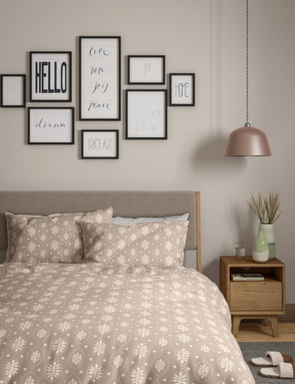 3e30a9de9e796008604d45a21262b0be292143b749dd7311a02248df1deeffad-1.jpg An Image of M&S Cotton Mix Leaf Geometric Bedding Set