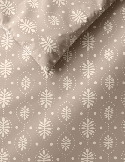 8857672fd0012f6c5b8c7bb1c91f860ee98fa53f8d133e8657177eb56dfc97b9-6.jpg An Image of M&S Cotton Mix Leaf Geometric Bedding Set