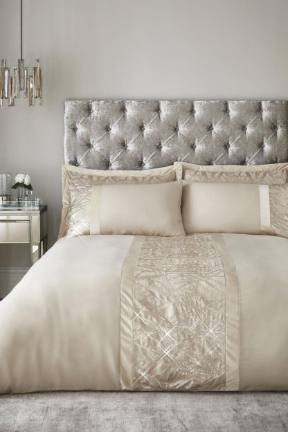 ce337c1cc75fa2cf2403d411507c23103521a58b77898ab8136d33747a6c84fe.jpg An Image of Velvet Sparkle Super King Duvet Set