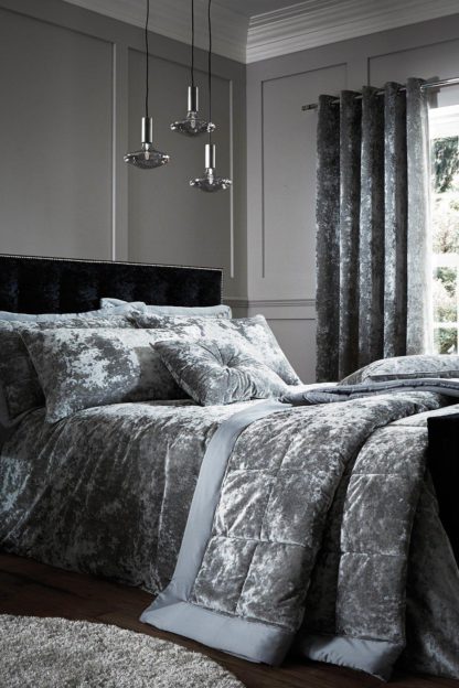 2097dfd5090a405681b89350ce5e8372120466141be6a4180986c887d6bf1735.jpg An Image of Crushed Velvet Double Duvet Set