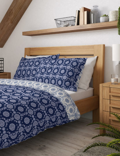 89157c6b4f4cdd786f7dda470c625af6a393fec139328c799fc319384ac4da91-5.jpg An Image of M&S Pure Cotton Paisley Bedding Set