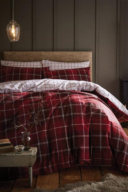 adb14362a8bfe9ee5955d432eb274cd8ebc1c585edf6b74a3725060b70a6e80f.jpg An Image of Brushed Tartan Single Duvet Set