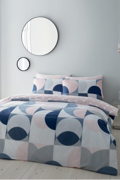 b9d75964719b3e90c29f9c0136a767835000ef4917bc333cd5057d351e80faa3.jpg An Image of Sirkel Geo Double Duvet Set