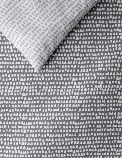 e266d191e503596648b28a5a93aa85eb68bc1f9e68268a7572421781d46e811a.jpg An Image of M&S Isla Geometric Bedding Set
