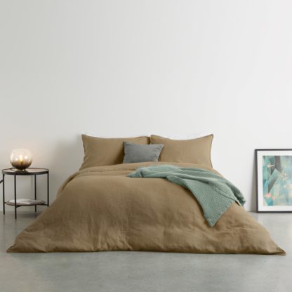 128bdb66224b133e0ad7620fbec4ed421ba2a39634edea3361f5800fbcaeccc2-1.jpg An Image of Brisa 100% Linen Duvet Cover + 2 Pillowcases King Size, Soft Taupe