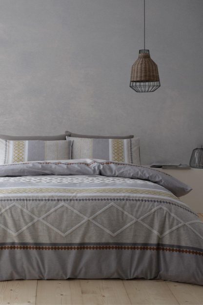 38426469633844da4cd960c6d965a792fa4999ec173f5e5648a1c702f376e366.jpg An Image of Kadin King Duvet Set