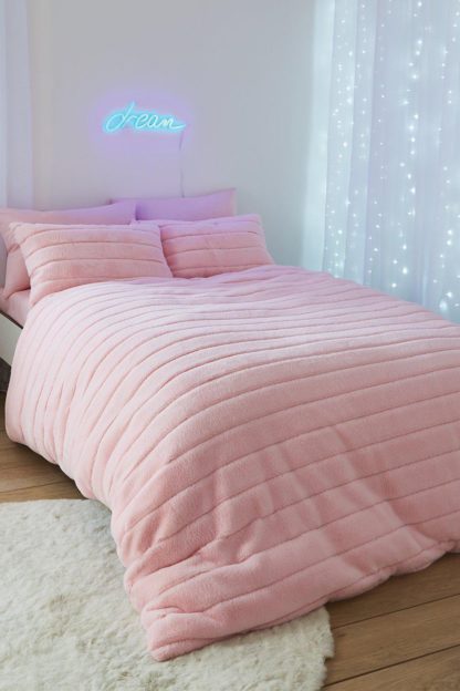 583c1c7054f62ccde5365ae6186fda3edf260fab8d49a9b98d5dd0a0f662dbf0.jpg An Image of Hella Cosy Banded Faux Fur Single Duvet Set