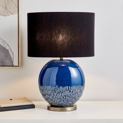 bd2bef05c324390b06eedeadc4b2af9924160b0150cbee393fda886ebbbff9e8.jpg An Image of Dalai Table Lamp Navy