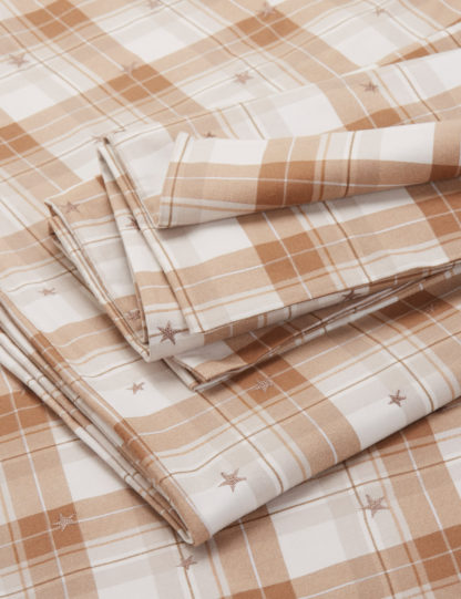 22e612e3ad1421e2c9d67a1a0958c0615612a415db4982c249a45ea71aef782b-4.jpg An Image of M&S Pure Brushed Cotton Checked Bedding Set