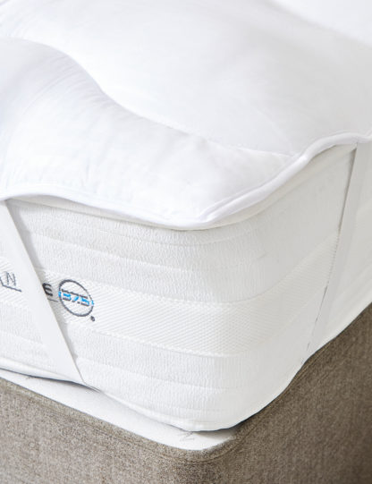 310d552111ee16083d374c45be6a14d4286760b2783ad12e3ad3a0bc463d1cdb.jpg An Image of M&S Unisex Supremely Washable Mattress Topper