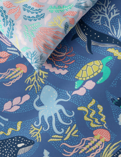 3b25b9a89e4bb25da196b8638fbcc4139be9ca52ce4f4415a1d8fba9459b5c51.jpg An Image of M&S Pure Cotton Ocean Bedding Set