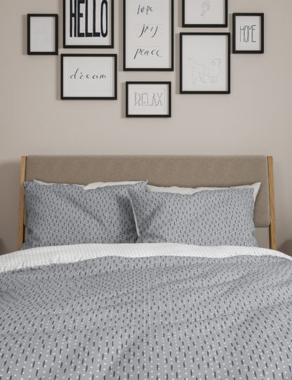 76aa3e63dedf3e5626490ffc448f1dce5816e4cb82c1689b446f1911592da3b5-1.jpg An Image of M&S Cotton Mix Spotty Bedding Set