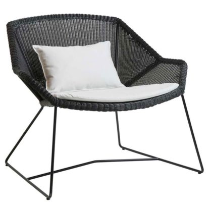 951b104dfcba67e0380d66def6de2cfbff4eda5e93455a5fe92d0c2904689085.jpg An Image of Cane-line Breeze Garden Lounge Chair with Cushions