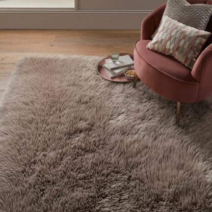 ab43b07c7ea7af79d65eacacbe22e3e20498c5ff107a46c7004a3dc86d21666b.jpg An Image of Luxe Faux Sheepskin Rug Luxe Ivory