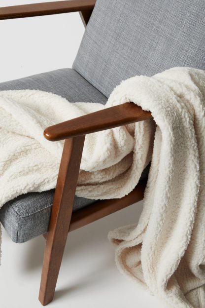 bd7a62524f3f7551edc0b74a26c8d13db9b5b321c0e401de585dc0682e1b1e83.jpg An Image of Teddy Throw