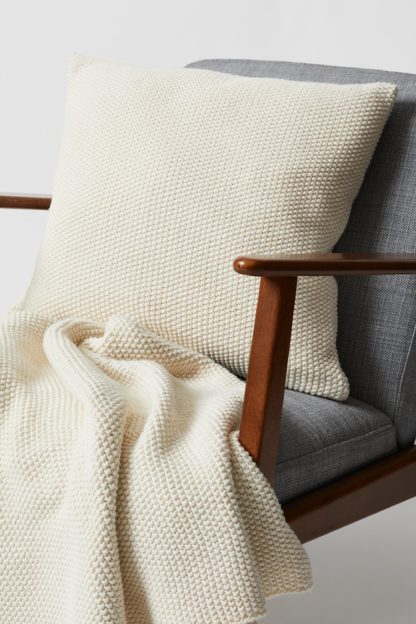 e68220079058de9a2ead1a2e8d1eca354d2a32bdf0cec359a6e504faf457acf1.jpg An Image of Rib Knit Cushion
