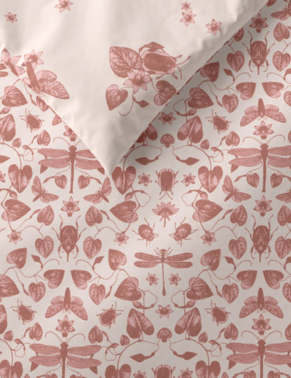 f0525aaa6d9cf1959634b7da4f6f011c90bce32e4f363c655637eb5b723820e2.jpg An Image of M&S Cotton Blend Bugs Bedding Set