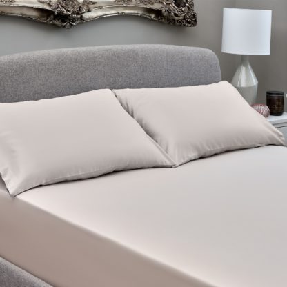 175ab4c6dd91a1ee7aabfadf0aa303ce3eebbea275b5d7d0973ed5cc1401ecd1.jpg An Image of The Willow Manor Egyptian Cotton Sateen King Fitted Sheet - Champagne
