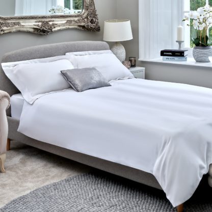 2229ad553b8fdf5b531b5004f75b078b9e0ea4db83f57cad2ec978f80ff31173.jpg An Image of The Willow Manor Egyptian Cotton Sateen King Duvet Set - Glacier White
