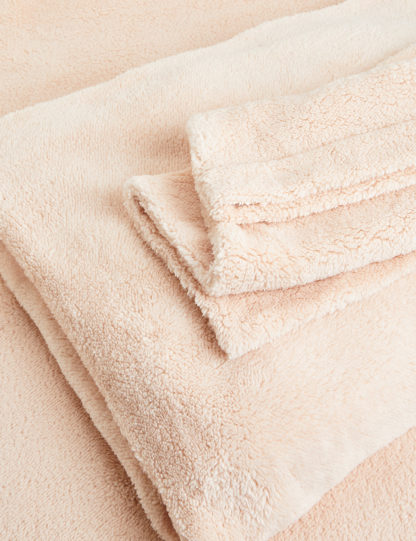 8657588db469f68d3fc331175ad2a7e7931dbaa21d5f983010946472b284a4dd-1.jpg An Image of M&S Teddy Fleece Bedding Set