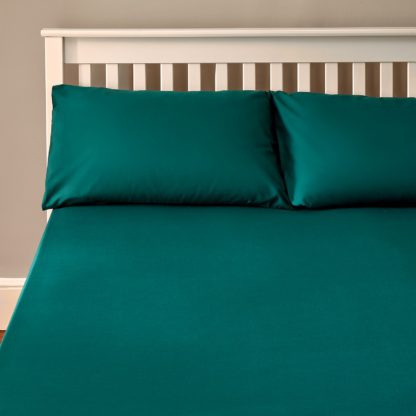 9c6380b81dfd392e5b6f8eafdd94b14e7095bb08546dd451df859f6f3a31abfa.jpg An Image of The Willow Manor Easy Care Percale King Fitted Sheet - Dark Teal