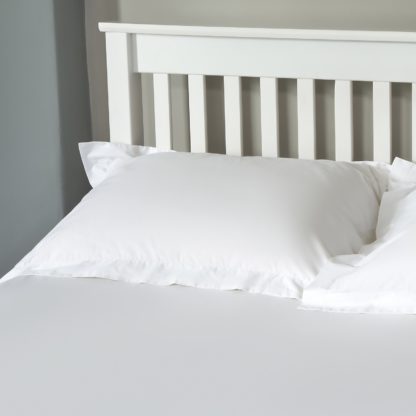 b5ae3d91574a9e02f9591bdaffa86a7553e27b7184d7de86c3b86574fb562b01.jpg An Image of The Willow Manor 100% Cotton Percale Oxford Pillowcase Pair - Optic White